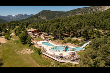 Luchtfoto van het zwembad van vakantiepark RCN les Collines de Castellane