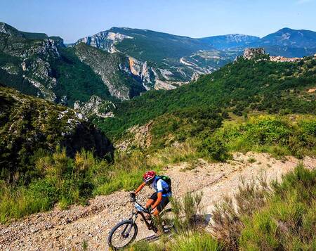 Man aan het mountainbiken in de omgeving van vakantiepark RCN les Collines de Castellane