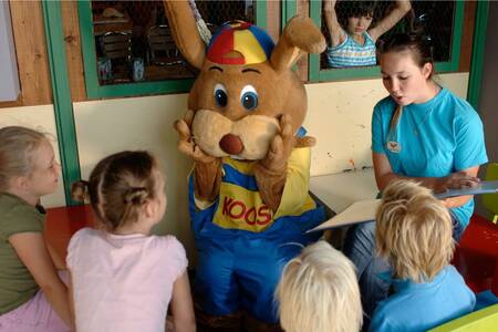 Kinderen lezen een verhaal met Koos konijn op vakantiepark Roompot Bospark 't Wolfsven