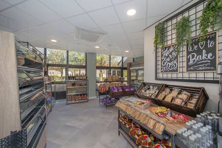 De minimarkt met verse broodjes op vakantiepark Roompot De Soeten Haert