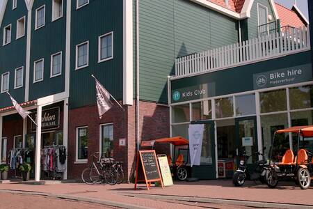 Centrum van Roompot Marinapark Volendam met fietsverhuur, Kids Club en winkel