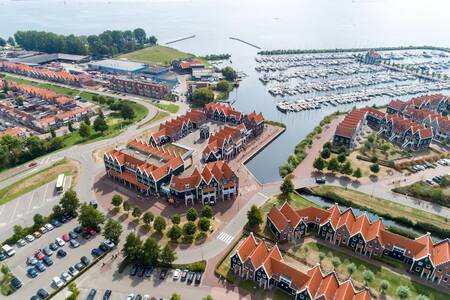 Luchtfoto van vakantiehuizen en jachthaven van vakantiepark Roompot Marinapark Volendam