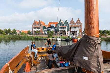 Foto gemaakt vanaf een boot op het Markermeer van vakantiepark Roompot Marinapark Volendam