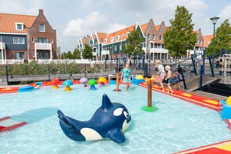 Kinderen spelen in de waterspeeltuin op vakantiepark Roompot Marinapark Volendam