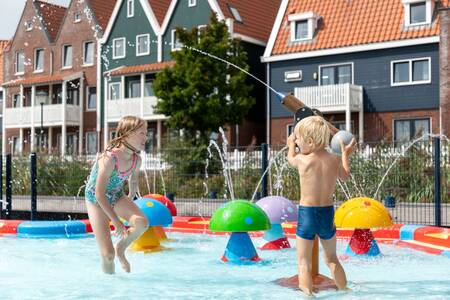 2 Kinderen in de waterspeeltuin op vakantiepark Roompot Marinapark Volendam