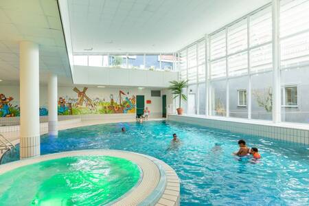 Mensen aan het zwemmen in het binnenbad van vakantiepark Roompot Marinapark Volendam