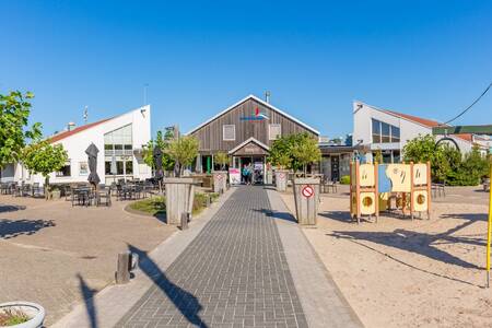 Het gezellige parkcentrum met terras en speeltuin op Roompot Vakantiepark Boomhiemke