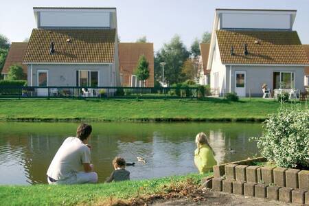 Vrijstaande vakantiehuizen aan het water op vakantiepark Roompot Zeeland Village