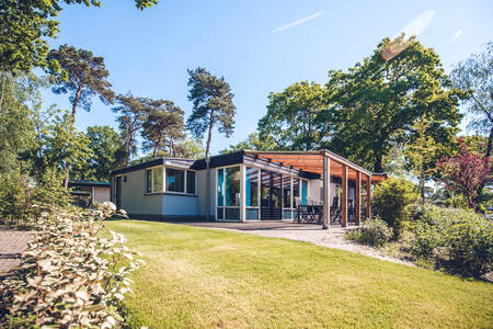 Een bungalow voor 12 personen met een tuin op vakantiepark Ackersate
