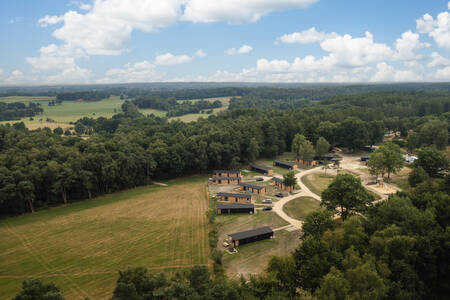 Luchtfoto van vakantiehuizen op vakantiepark Wilsumer Berge en het omliggende bos