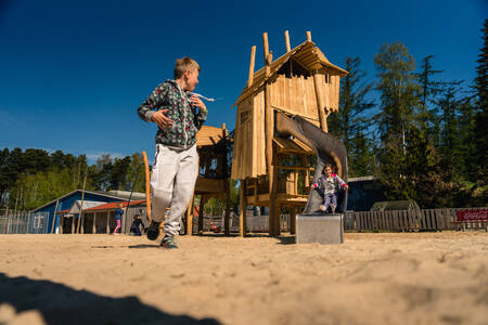 Kinderen spelen in een speeltuin op vakantiepark Wilsumer Berge
